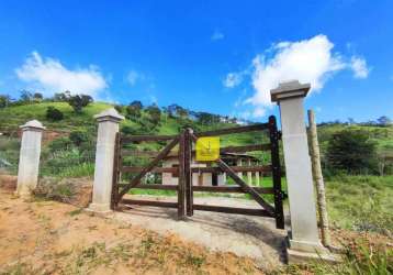 Linda chácara rural, com lindo chalé de 1/4, mais varanda, terreno semi-plano com 700m², na estrada de humaitá, logo após o fazendinhas de são pedro.