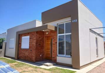 Casa nova, estilo contemporâneo,3 dormitórios (uma suíte), estar,