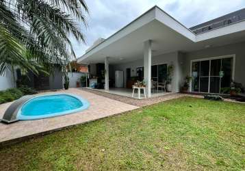 Excelente casa com piscina à venda no amizade