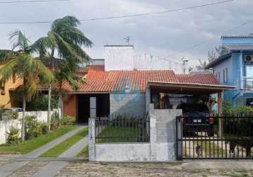 Casa localizada no centro de garopaba, a 1.500 m da praia central!