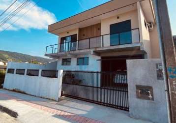 Casa localizada no loteamento quinta dos açores, bairro ambrósio, em garopaba!