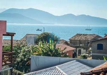 Casa no centro histórico, a apenas 200 m da praia central de garopaba!