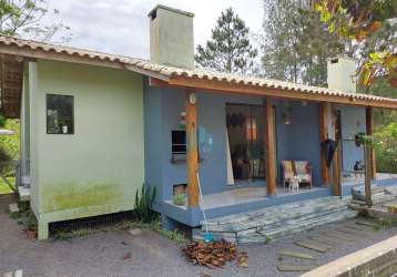 Duas casas localizadas na praia da ferrugem, em garopaba, a 200 m do mar e do centrinho da ferrugem!