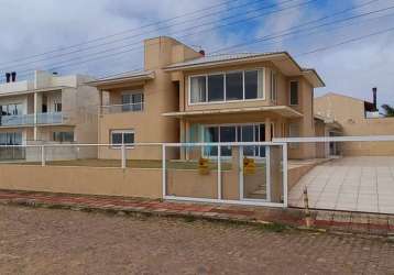 Linda casa em frente a praia, a 30 m do mar, localizada no centro de garopaba!