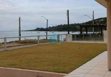 Linda casa em frente a praia, a 30 m do mar, localizada no centro de garopaba!