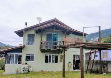 Bela casa com vista p/ lagoa e mar, localizada no bairro costa de macacu, em garopaba!