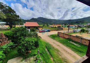 Sobrado localizado no bairro encantada, em garopaba, a menos de 10 minutos da praia!