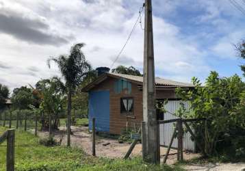 Casa em amplo terreno localizada a poucos metros da surfland, em garopaba!