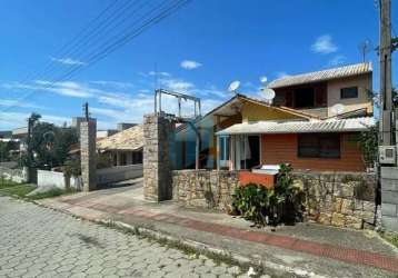 Bela casa localizada no loteamento village, próx. do centro e da praia central de garopaba!