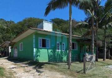 Casa localizada no bairro costa de macacu, em garopaba.