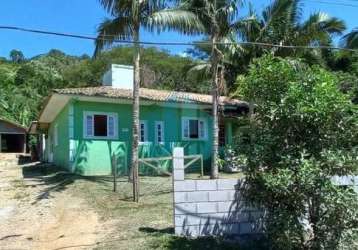 Casa localizada no bairro costa de macacu, em garopaba.