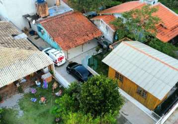 Duas casas em terreno, bairro pinguirito, a próximo do centro e de todo o comércio, em garopaba!