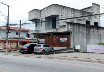 Prédio residencial e comercial de esquina a venda