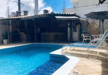 Casa com 4 quartos e piscina na praia da enseada