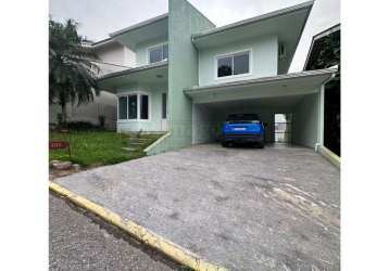 Casa para locação anual no bairro ariribá em balneário camboriú, 4 quartos sendo 2 suítes, 4 vagas, sem mobília,