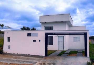 Encantadora casa a venda no parque das árvores, boituva, sp, possui 3 quartos, sendo 1 suíte, sala, cozinha, quintal e 3 vagas na garagem.