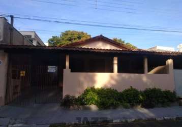 Duas casas no mesmo terreno neste imóvel no panorama tropical em amparo