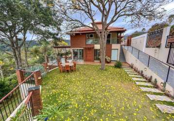 Casa duplex com conceito rústico, deck com vista deslumbrante e 6 suítes na montanha capixaba!