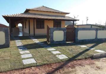 Casa em condomínio fechado à venda na estrada estadual rj 102, pernambuca, arraial do cabo, 120 m2 por r$ 450.000