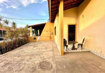 Casa no guarapari, rua do aririzal, original com 2 quartos, amplo quintal - r$ 650.000,00