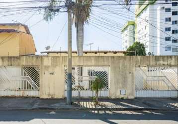 Casa térrea com 225 m², 4 quartos, 2 salas, 4 banheiros e 2 vagas de garagem, no