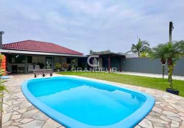 Casa à venda com 3 quartos, 2 suítes, piscina e amplo terreno em guaratuba