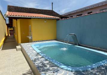 Casa á venda com piscina e 2 dorms em mongaguá!!