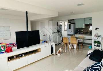 Apartamento reformado com 93m² em casa amarela