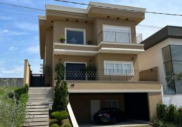 Linda casa em condomínio  3 suites, piso travertino escovado.  ar cassete. portas e janelas em pvc