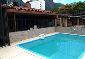 Belíssima casa a venda na rua henrique morize - área externa com churrasqueira, piscina , sala em 2 ambientes, 3 quartos sendo 1 suíte, 1 banheiro social, copa cozinha - grajaú - código: 20260