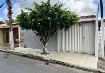 Casa com 3 quarto(s) e 2 banheiro(s) para alugar, 200 m² por r$ 1500 / mês