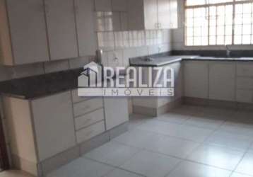 Casa com 3 quarto(s) e 2 banheiro(s) para alugar, 80 m² por r$ 3334 / mês