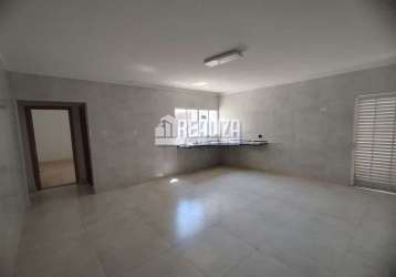 Casa com 4 quarto(s) e 2 banheiro(s) para alugar, 127 m² por r$ 2222 / mês