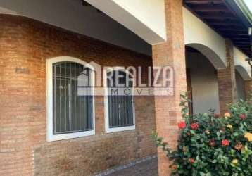 Casa com 3 quarto(s) e 2 banheiro(s) para alugar, 250 m² por r$ 6000 / mês