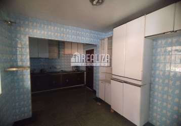 Casa com 5 quarto(s) e 2 banheiro(s) para alugar, 150 m² por r$ 3089 / mês