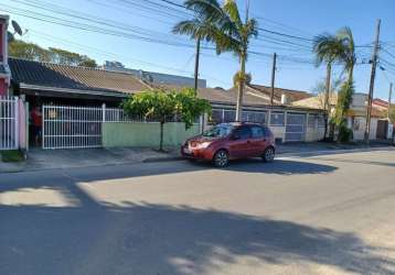 Casa contendo 5 quartos, com duas frentes, uma sendo comercial , sala cozinha, conjugado, lavanderia e garagem cooberta.