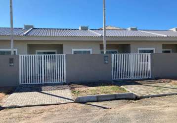 Casa na praia de guaratuba com 2 quartos sendo uma suíte.