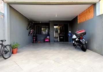 Linda casa com garagem coberta e teto rebaixado