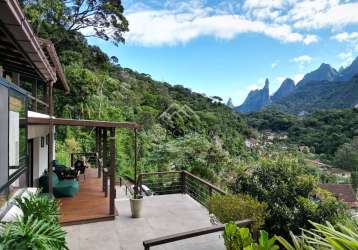 Casa com vista panorâmica do dedo de deus