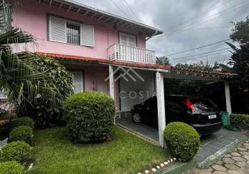 Casa de 4 quartos em condomínio fechado!