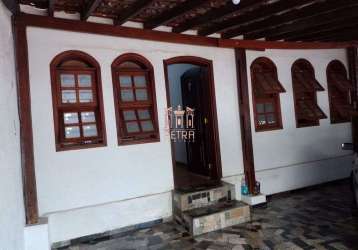 Casa com 3 dormitórios à venda, 114 m²