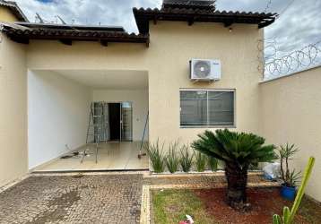 Casa 2/4 com quintal na curicica