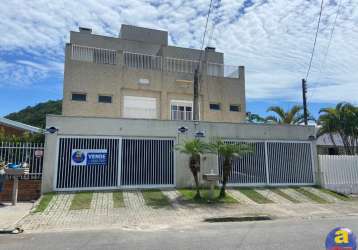 Sobrado triplex com piscina, 4 suítes, 2 vagas de garagem, na praia central de guaratuba/pr - imobiliária áfrica