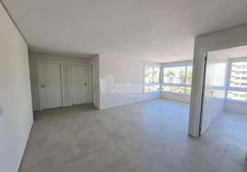 Apartamento central de 02 dormitórios com suíte e 01 vaga de garagem.