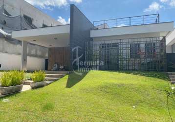 Casa à venda com 265 m², 3 suítes, sala de estar, cozinha, escritório e garagem para 4 carros no condomínio itahye