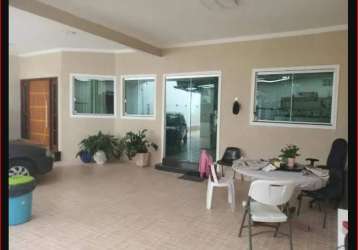 Casa tipo sobrado a venda em taguatinga norte - 4 quartos c/ 3 suítes - 3 pavimentos - lote c/ 570m² - escriturada aceita financiamento