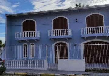 Casa em condomínio fechado com 4 quartos à venda na andré whendhausen, 60, coqueiros, florianópolis por r$ 2.025.000