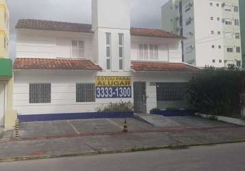 Casa com 3 quartos para alugar na rua presidente gama rosa, 252, trindade, florianópolis por r$ 15.500