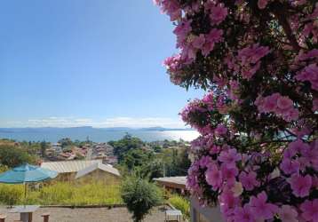 Casa a venda com bela vista proximo da praia no ribeirão da ilha!