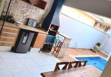 Linda casa com piscina no residencial cambuy